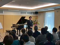 鷺山公民館・鷺山こども館合築施設開館記念こけら落としピアノリサイタルに出席し、あいさつする様子