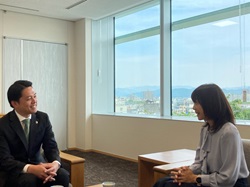 高橋尚子杯ぎふ清流ハーフマラソン2025大会長　高橋尚子氏が大会の終了報告の様子