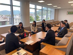 杭州市発展改革委員会発展計画研究院院長 张维氏ほか訪日団と面談の様子