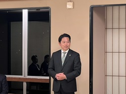 岐阜市中央卸売市場協会懇親会に出席し、あいさつの様子