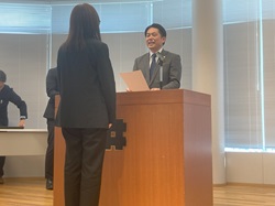 若手職員を対象とした令和7年度岐阜市の未来を共に考えるワーキンググループ任命式及びキックオフ会議にて、任命書の交付及びあいさつの様子