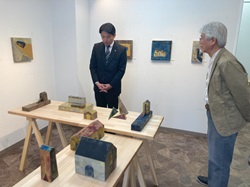 －家・居場所－土屋明之展を鑑賞の様子