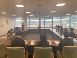 サラマンカ少年少女合唱団CORO Junior団員ほかと面談する様子