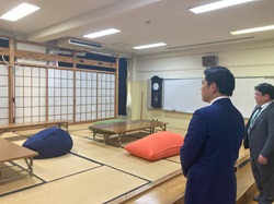 岐阜市立草潤中学校を視察する様子