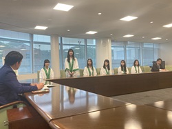 ぎふベジメイツ第7期生が就任のあいさつをする様子