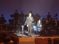朝日大学吹奏楽部第4回春のコンサートに出席し、あいさつする様子