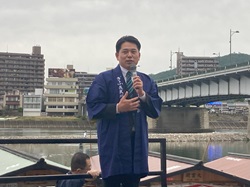 ぎふ長良川の鵜飼開きにて、あいさつする様子