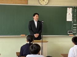 岐阜市立厚見中学校を視察する様子