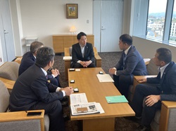 中部電力株式会社地域共生部地域共生岐阜グループ長 赤塚浩樹氏ほかと面談する様子