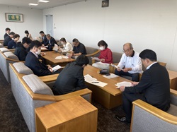 原水爆禁止国民平和大行進岐阜市実行委員会事務局長 井上茂保氏ほかと面談する様子