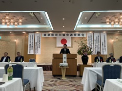 令和7年度岐阜県河川協会役員会・通常総会に出席し、あいさつ及び議事進行する様子