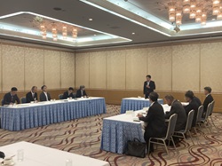 令和7年度岐阜県公立学校施設整備期成会理事会に出席し、あいさつ及び議事進行する様子