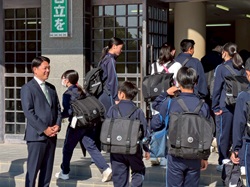 岐阜市立東長良中学校を視察する様子