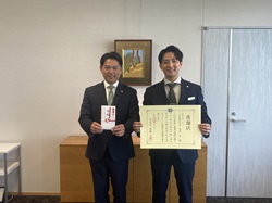 株式会社不動産SHOPナカジツ代表取締役会長 鳥居守氏からの校内フリースペース整備事業への寄附に対し、感謝状を贈呈する様子