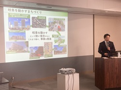 岐阜商工会議所女性会 2025年度定時総会及び講演会に出席し、講演する様子