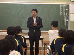 岐阜市立精華中学校を視察する様子