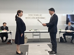 令和7年度第1回岐阜市口腔保健推進審議会に出席し、あいさつ及び諮問する様子