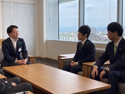 岐阜市議会議長 和田直也氏及び同副議長 渡辺貴郎氏が就任のあいさつをする様子