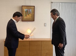 岐阜市議会議員 浅野裕司氏及び同議員 石原宏基氏に監査委員の退任辞令を交付する様子