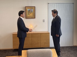 岐阜市議会議員 谷藤錦司氏及び同議員 箕輪光顕氏に監査委員の就任辞令を交付する様子