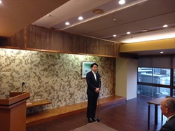 岐阜市危険物安全協会役員意見交換会に出席 し、あいさつする様子