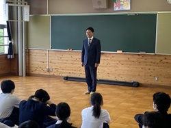 岐阜市立長良中学校を視察する様子