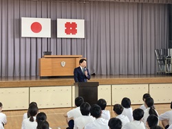 岐阜市立青山中学校を視察する様子