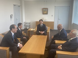 岐阜市自治会連絡協議会会長 神田定夫氏ほかが役員就任のあいさつをする様子