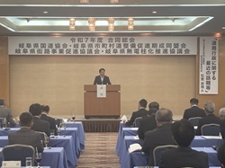 岐阜県国道協会ほか道路関係3団体の令和7年度合同総会に出席し、あいさつ及び議事進行する様子