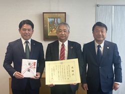 株式会社新日本科学代表取締役 永田良一氏からの岐阜薬科大学キャンパス整備事業への寄附に対し、感謝状を贈呈する様子