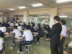 岐阜市立長森南中学校を視察する様子