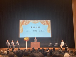 社会福祉法人日本児童育成園創立130周年記念式典に出席し、あいさつする様子