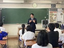 岐阜市立岐北中学校を視察する様子