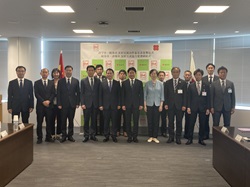 中国山東省済寧市との友好交流協力覚書の締結式にて、あいさつ及び記念品を贈呈する様子