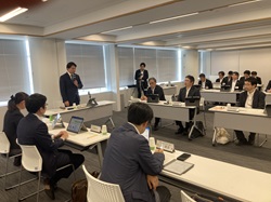 令和7年度第1回岐阜市総合教育会議にて、あいさつする様子