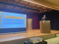やよい会5月例会に出席し、講演する様子