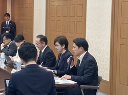 令和7年度中核市市長会 第1回子どもの学びの環境充実に向けた取組検討プロジェクト会議に出席し、発言する様子