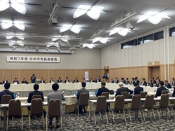 同市長会総会に出席する様子