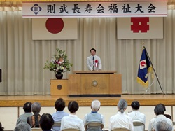令和7年度則武長寿会福祉大会に出席し、あいさつする様子