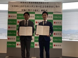 東海移動販売車組合との災害時におけるキッチンカーによる炊き出し等の実施に関する協定締結式に出席し、あいさつする様子