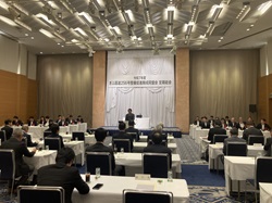 ぎふ国道256号整備促進期成同盟会定期総会に出 席し、あいさつ及び議事進行する様子