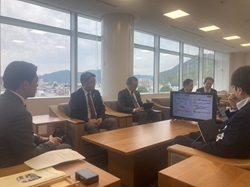 ソフトバンク株式会社CSR本部地域CSR統括部統括部長 村元義和氏ほかと面談する様子