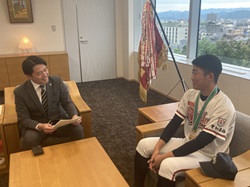 硬式野球クラブチーム「愛知尾州ボーイズ」に所属する小川銀士朗さん（境川中学校3年生）がスターゼンカップ第55回日本少年野球春季全国大会での優勝を報告する様子