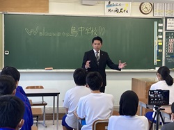 岐阜市立島中学校を視察する様子