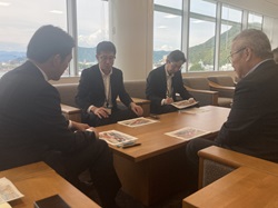 岐阜土木事務所長 林誠氏ほかと面談する様子