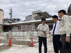柳ケ瀬広場予定地を視察する様子