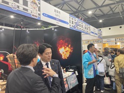 同万博 地方創生SDGsフェスを視察する様子