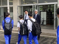 岐阜市立三輪中学校を視察する様子