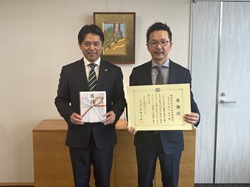 株式会社杉山設計事務所取締役社長 杉山宜央氏からのリノベーションまちづくり事業への寄附に対し、感謝状を贈呈する様子