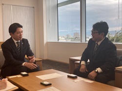 東海財務局岐阜財務事務所長 石川哲才氏ほかと面談する様子